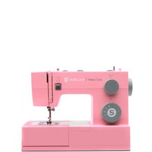 Afbeelding in Gallery-weergave laden, Singer Heavy Duty™ | Pink Aktie + cadeau luxe SINGER® stofschaar van 20,3 cm t.w.v. € 42,-.