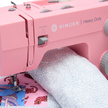 Afbeelding in Gallery-weergave laden, Singer  Heavy Duty™ | Pink  Aktie + cadeau  luxe SINGER® stofschaar van 20,3 cm t.w.v. € 42,-.

