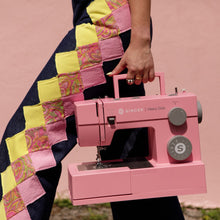 Afbeelding in Gallery-weergave laden, Singer  Heavy Duty™ | Pink  Aktie + cadeau  luxe SINGER® stofschaar van 20,3 cm t.w.v. € 42,-.
